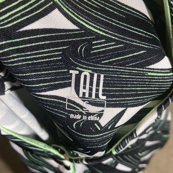 Like new TAIL- SLEEVELESS golf palm leaf DRESS - Picture 9 of 10